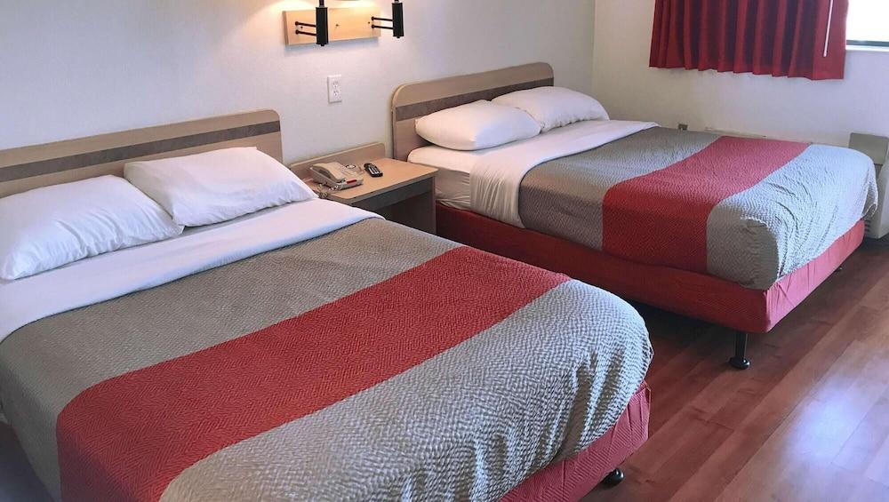 Super 6 Inn & Suites Baton Rouge photo 9