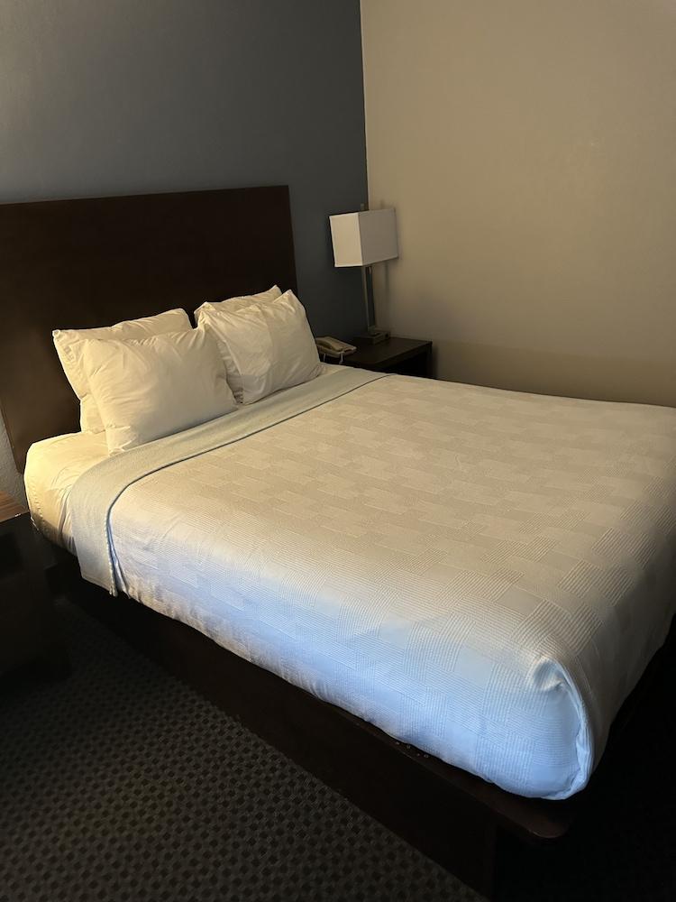 Sugar Creek Inn & Suites photo 8