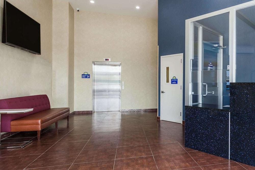 Days Inn by Wyndham Brooklyn Crown Heights photo 4