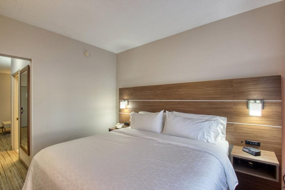 Holiday Inn Express Hotel & Suites Oshkosh by IHG photo 6