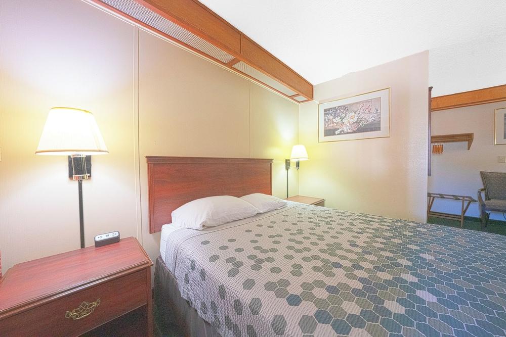 Broadway Inn photo 22