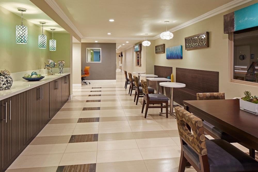 Eden Roc Inn & Suites photo 2