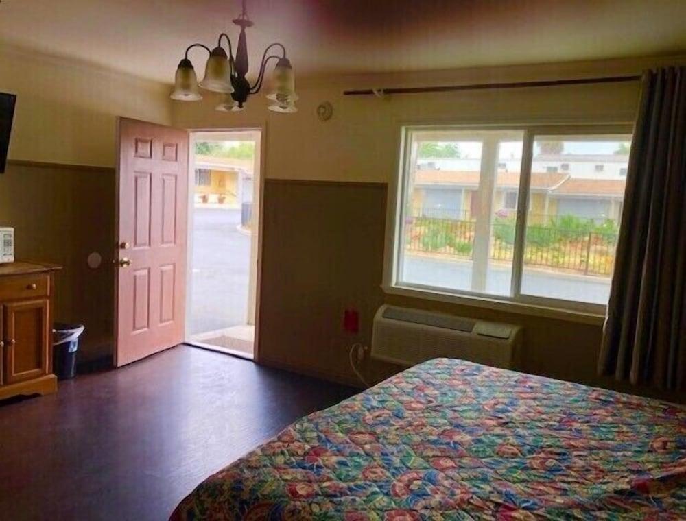 Sunshine Village Motel photo 11