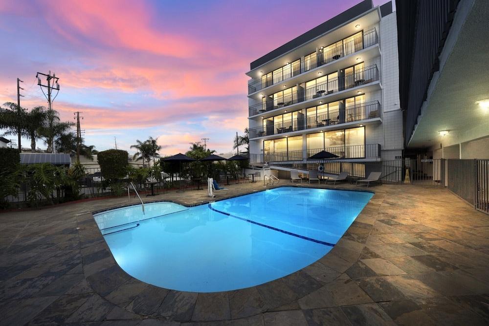 MC Pacific Inn & Suites photo 13