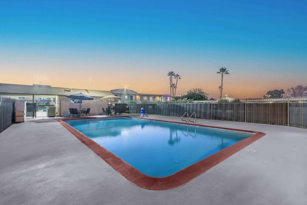 Studio 6 Suites Madera, California - Yosemite photo 21