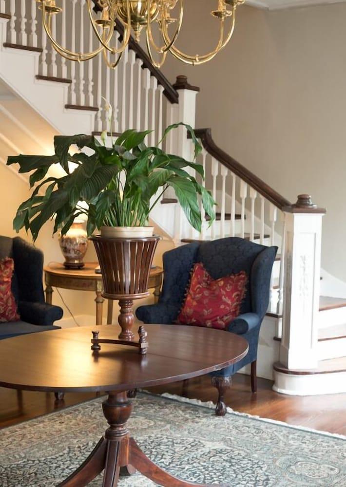 Carriage House Inn photo 47