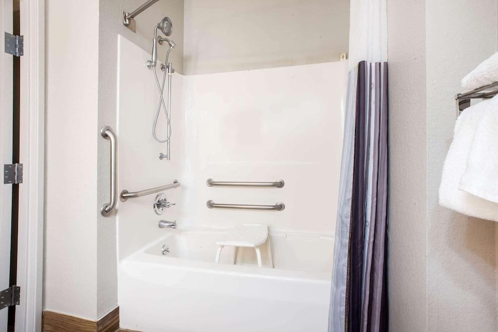 La Quinta Inn & Suites by Wyndham Elkhart photo 8