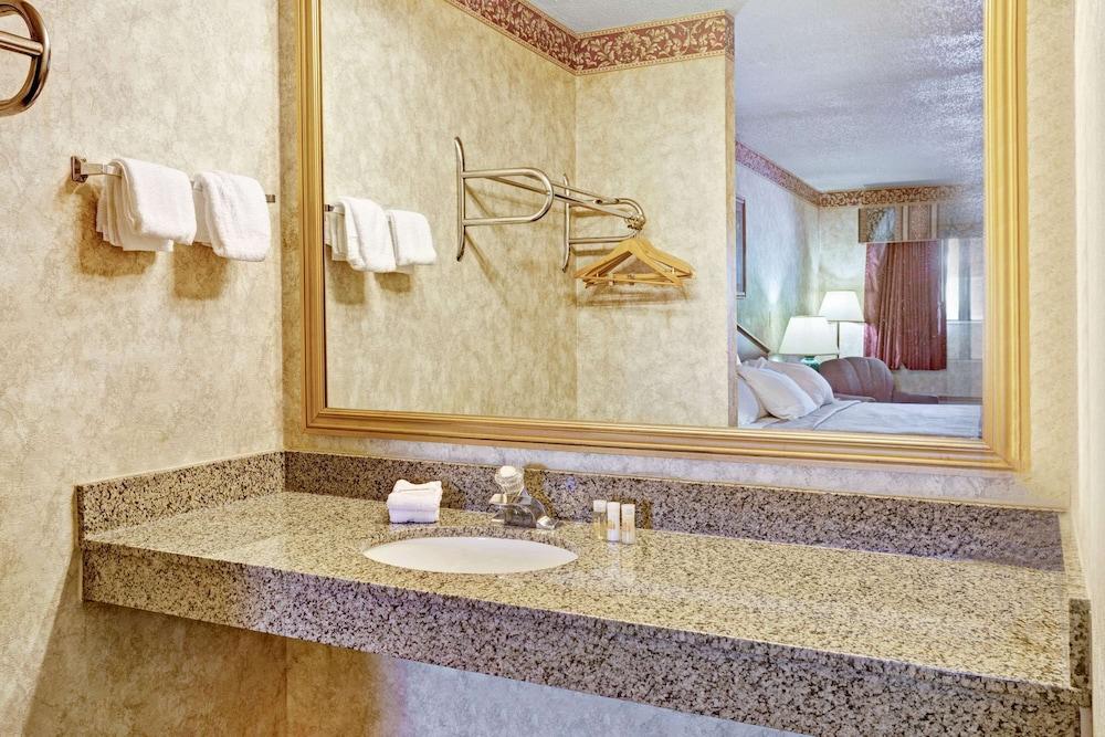 Days Inn & Suites by Wyndham Monroe photo 11