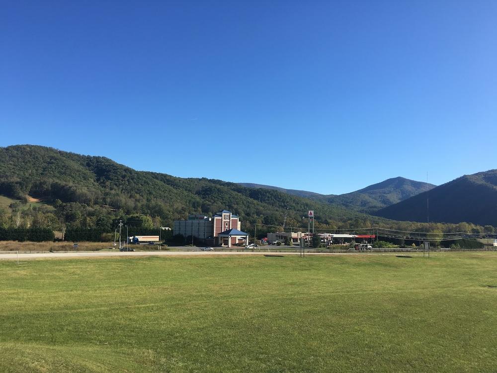 Mountain Inn & Suites photo 6