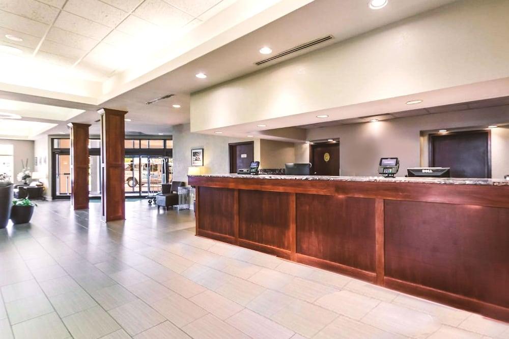 Norwood Inn & Suites Milwaukee photo 10