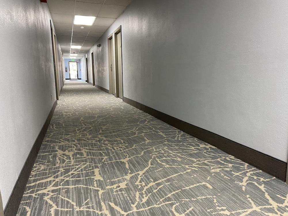 Days Inn by Wyndham Rawlins photo 42