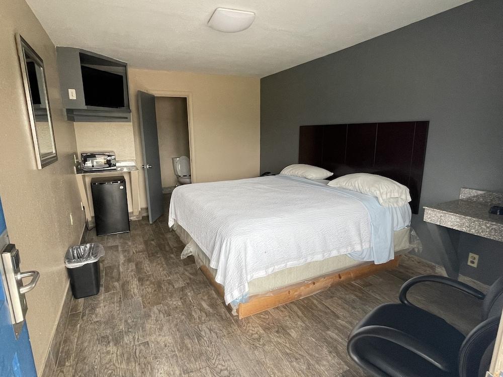 Economy inn photo 10