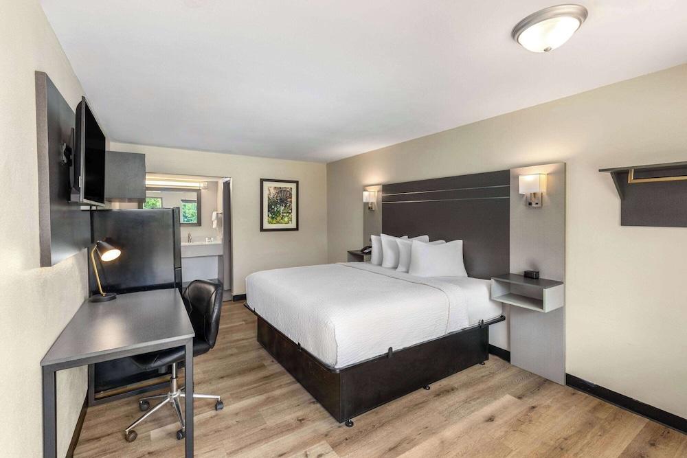 Baymont by Wyndham Dothan photo 16