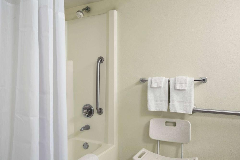 Ramada by Wyndham Pittsburgh/New Stanton photo 10