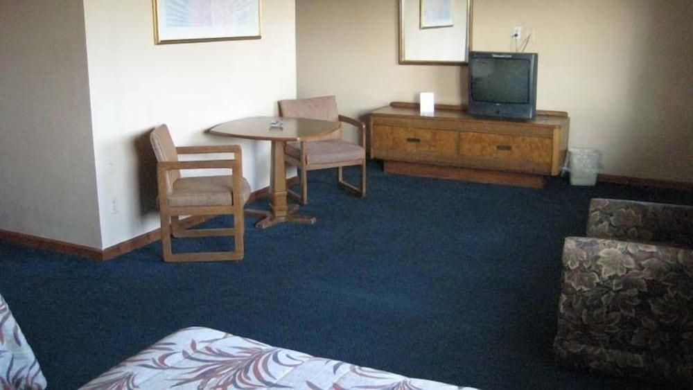 Travelers Inn photo 33