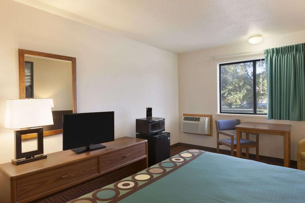 Super 8 by Wyndham Wall photo 9
