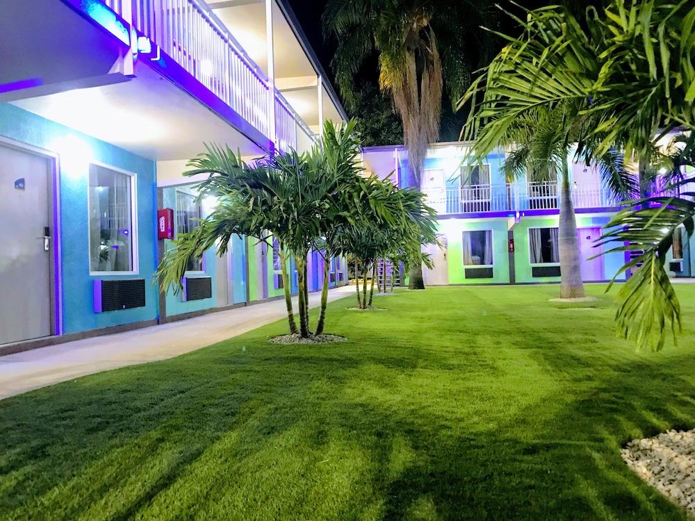 Tropical Inn & Suites photo 21
