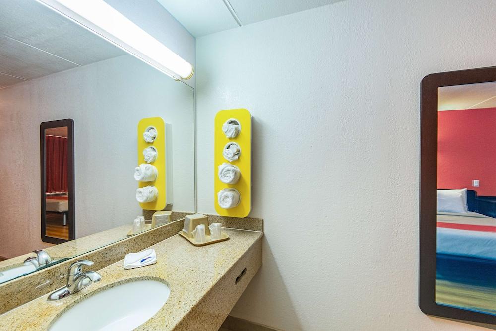 Motel 6 Cleveland, TX photo 19