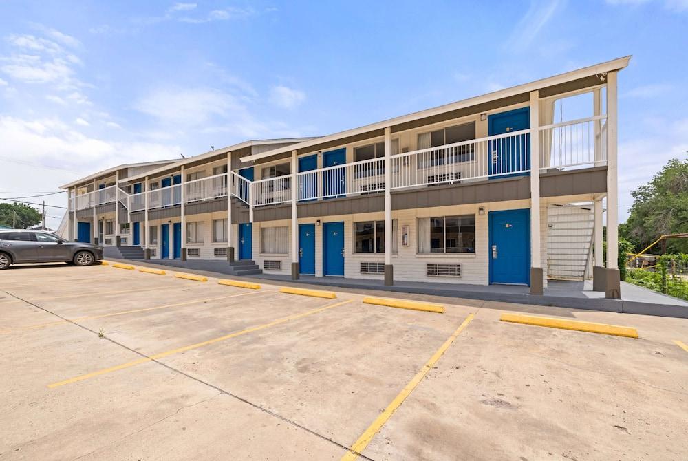 Days Inn by Wyndham Kenedy/Karnes City photo 13