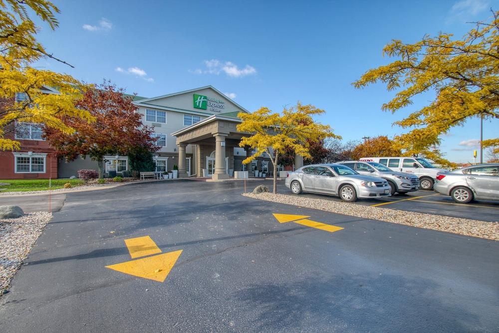 Holiday Inn Express Hotel & Suites Oshkosh by IHG photo 56