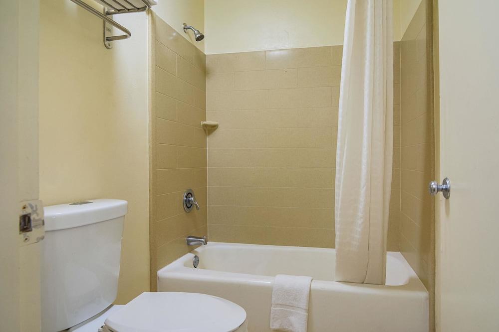 Econo Lodge Research Triangle Park photo 10