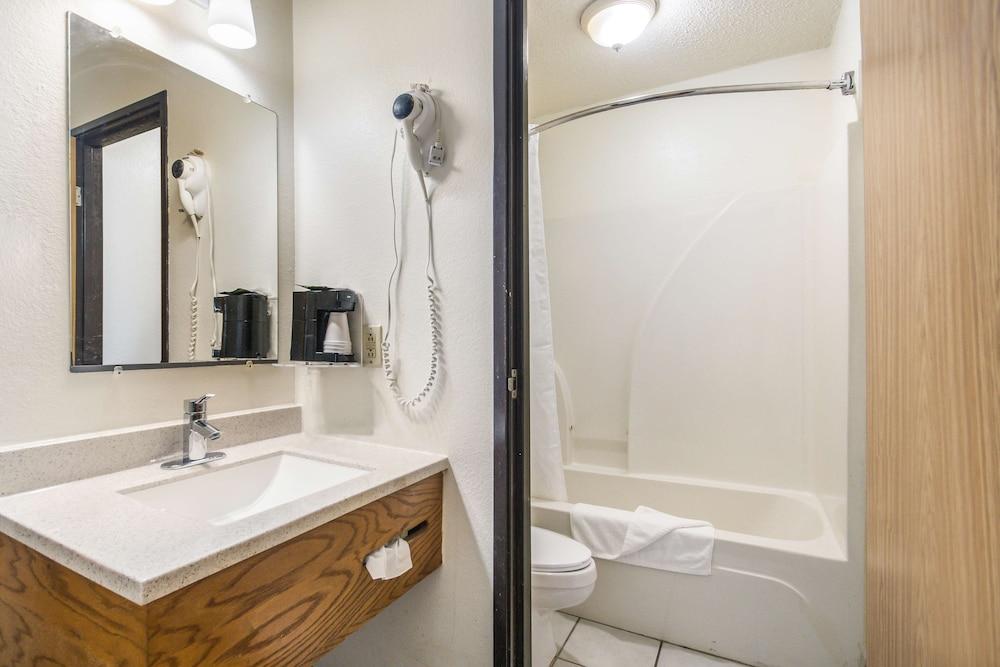 Americas Best Value Inn & Suites Harrisonville photo 5