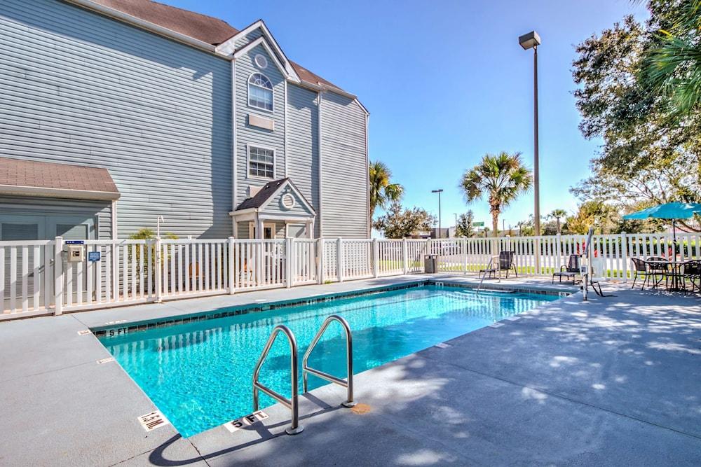 Microtel Inn & Suites by Wyndham Zephyrhills — hotel in Zephyrhills