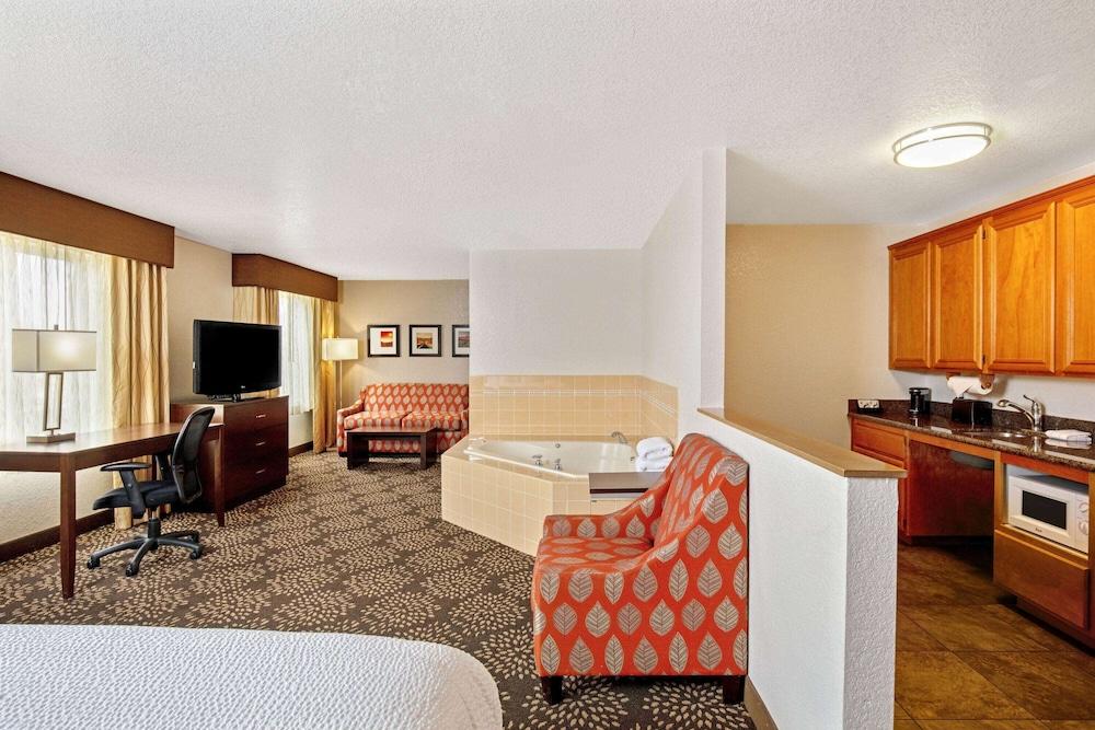 La Quinta Inn & Suites by Wyndham Las Vegas Red Rock photo 10