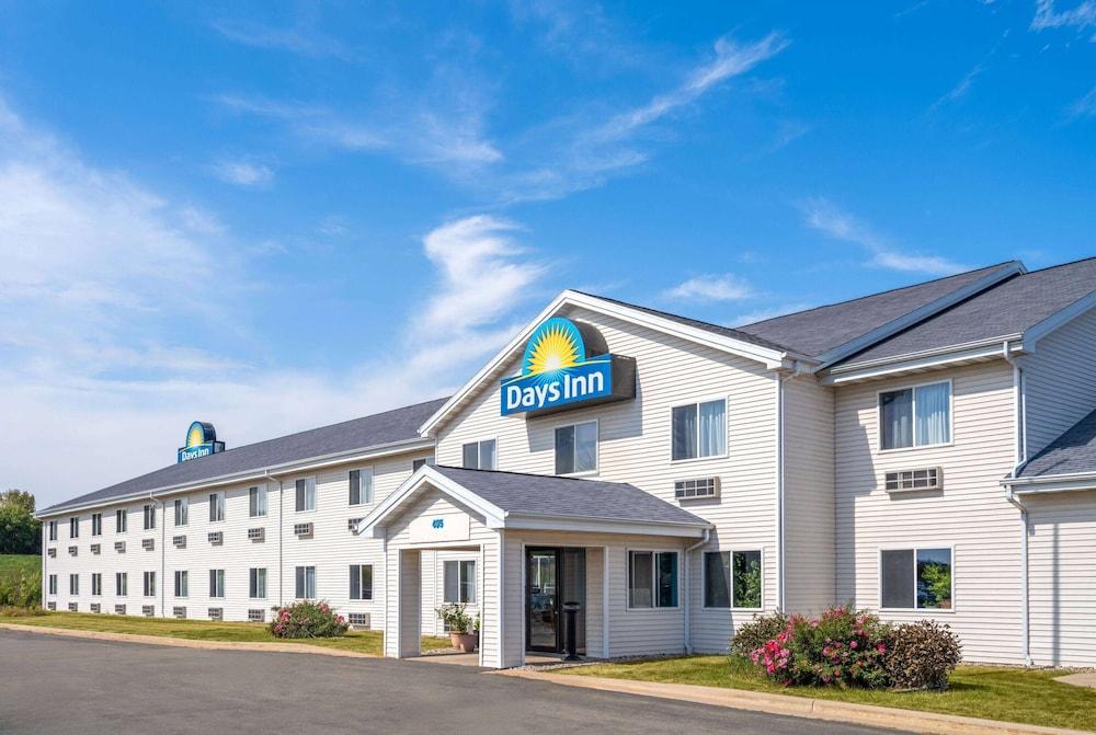 Days Inn by Wyndham Neenah photo 28