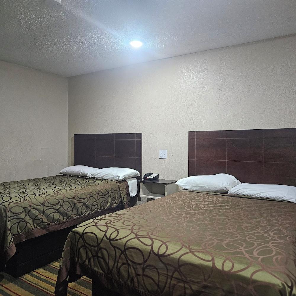 TRAVELER'S MOTEL photo 13