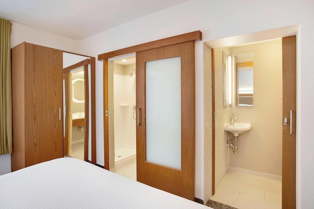 Springhill Suites Marriott Airport photo 8