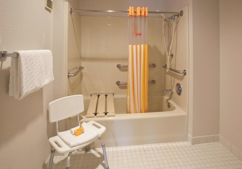 La Quinta Inn by Wyndham Sheboygan photo 16