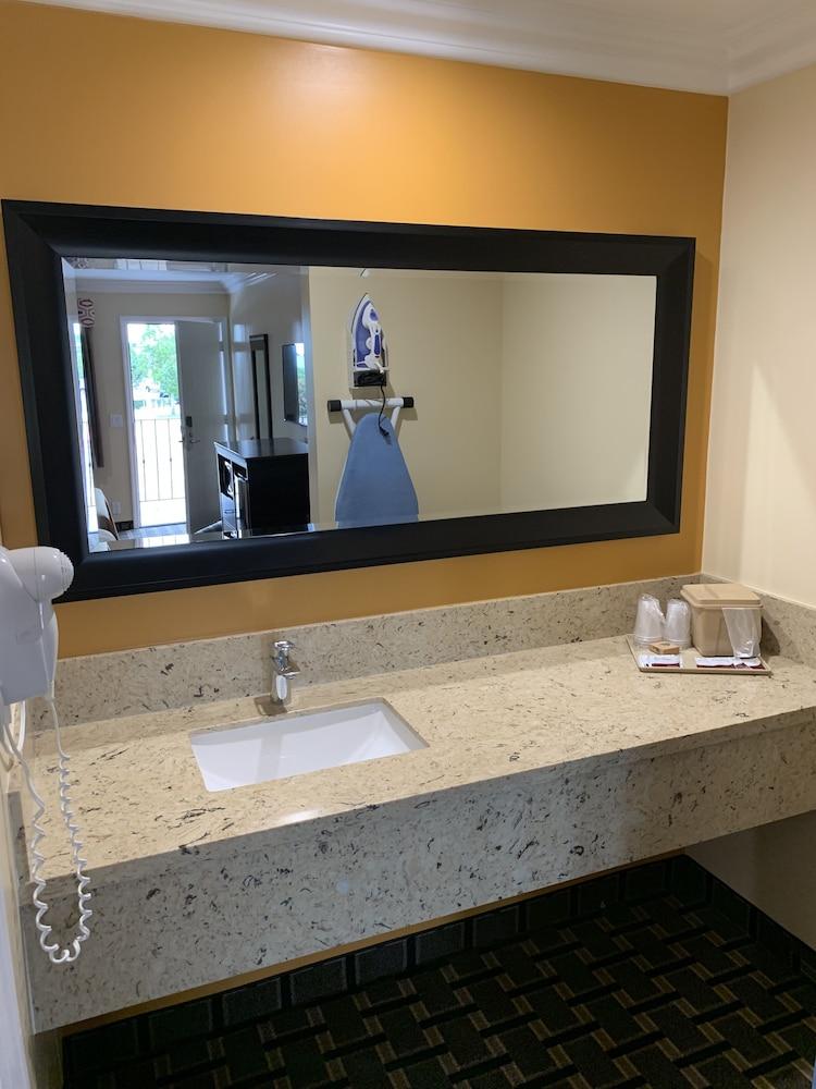 Ontario Inn & Suites photo 44
