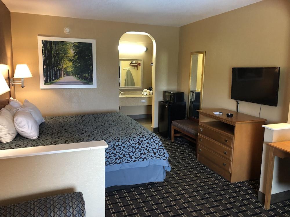 Days Inn by Wyndham Columbus photo 38