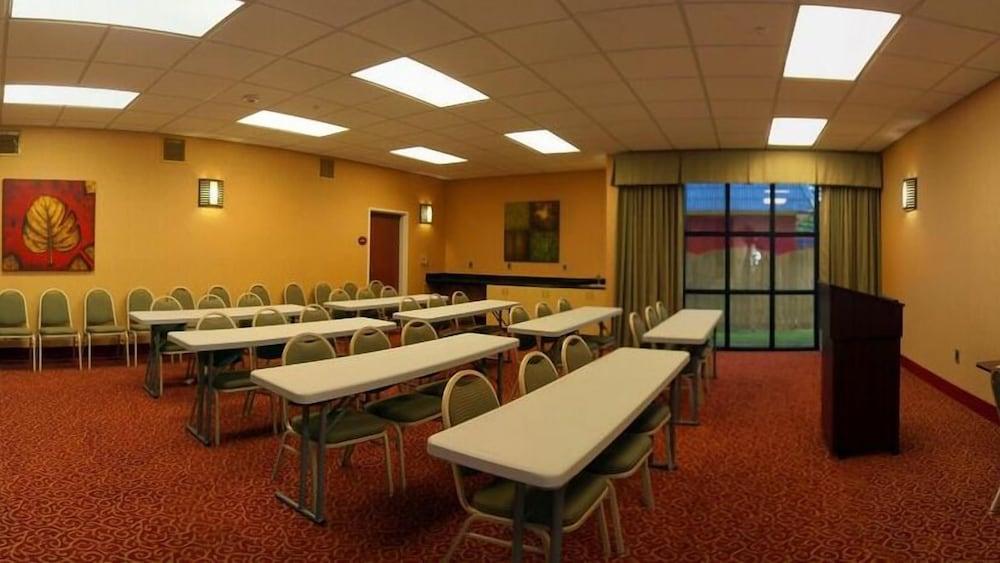 Comfort Suites photo 29