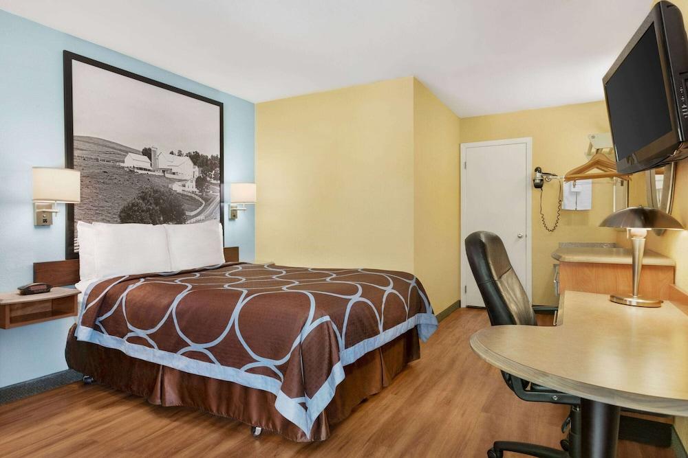 Super 8 by Wyndham Findlay photo 11