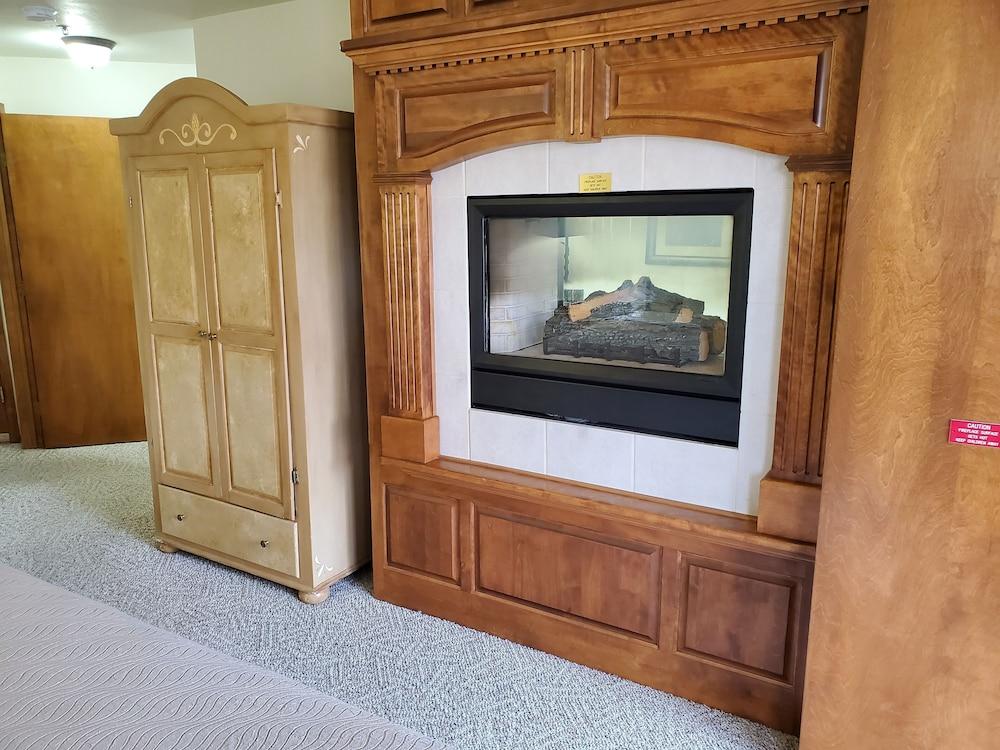 Bridgeport Waterfront Resort photo 6