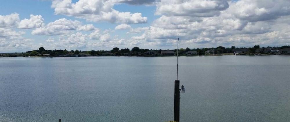 Lakeshore Inn Water Front photo 10