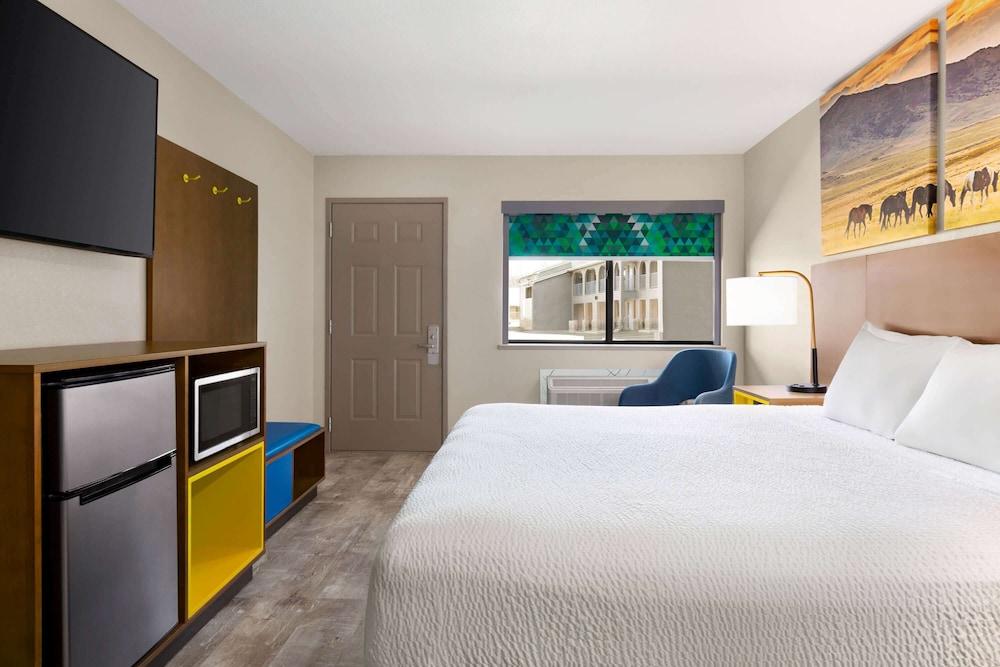 Days Inn by Wyndham Ruidoso Downs photo 33