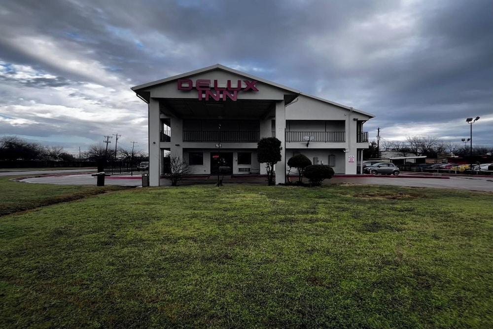 Deluxe Inn Motel By Oyo Grand Prairie Interstate 30 photo 1