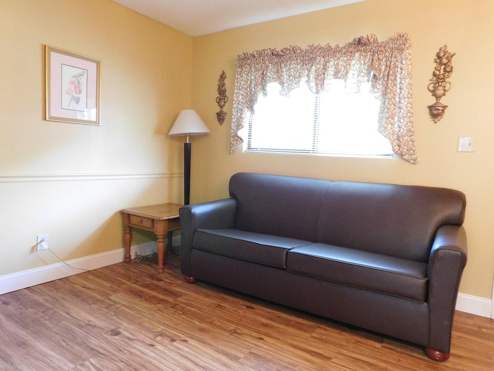 Oak Square Rentals photo 73