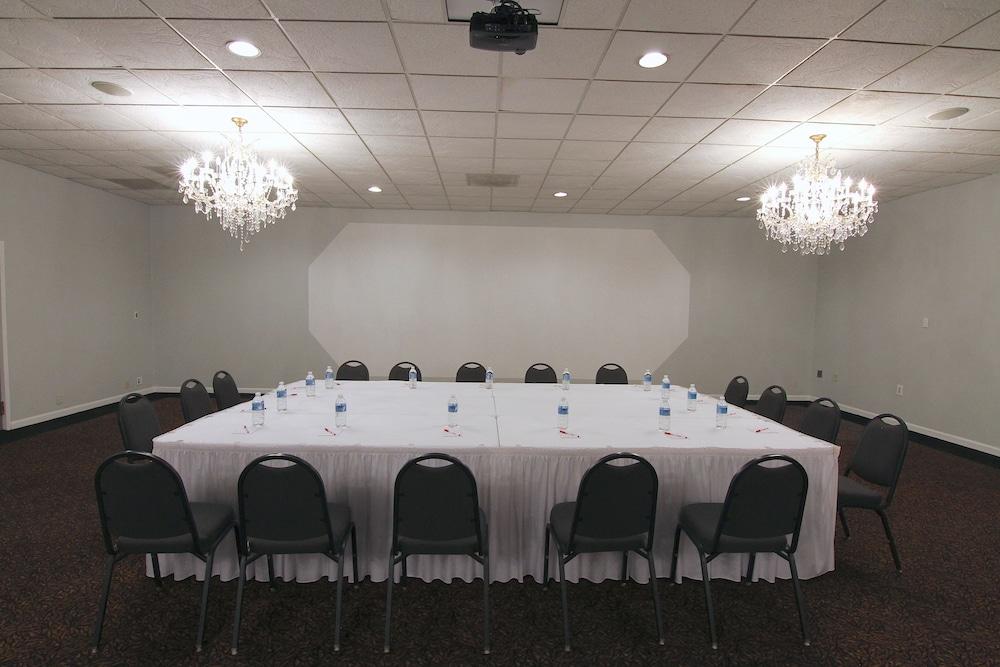 Ramada by Wyndham Henderson/Evansville photo 38