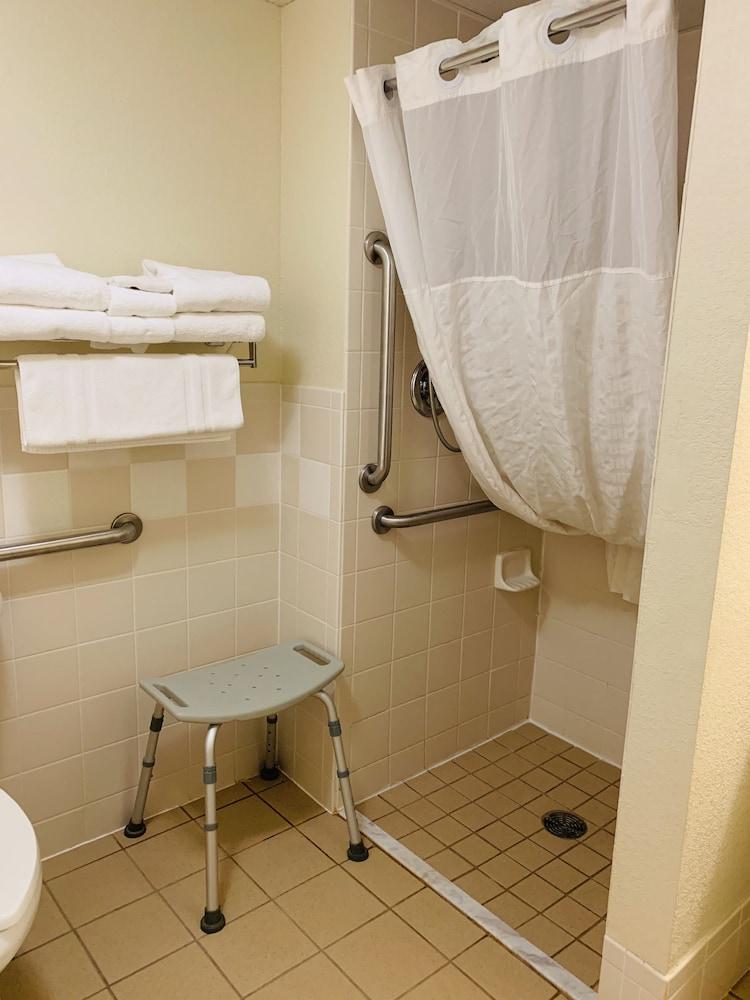 AmericInn by Wyndham Kewanee photo 21