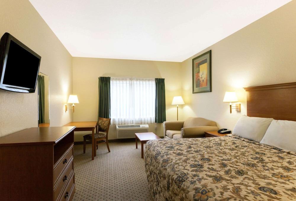 Days Inn by Wyndham San Antonio at Palo Alto photo 7