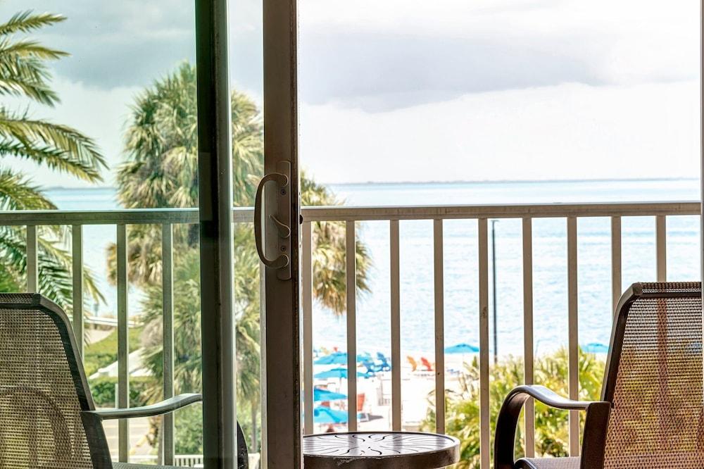 Seaside Luxury Oasis with balcony photo 19