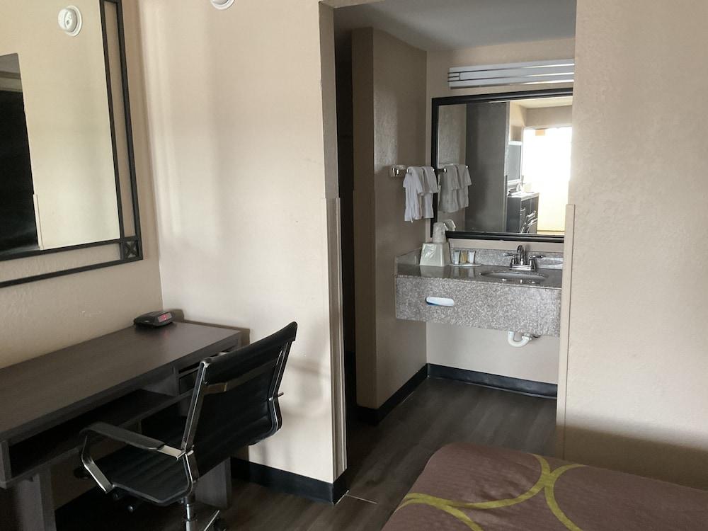 Super 8 by Wyndham Chattanooga/East Ridge photo 43