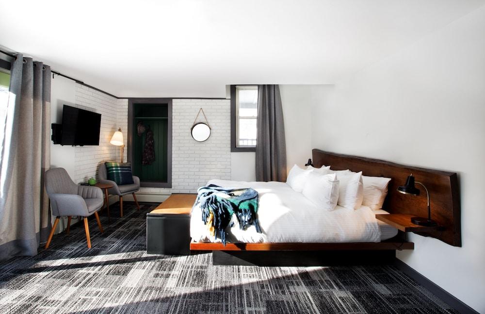 Main and Mountain Bar & Motel photo 56