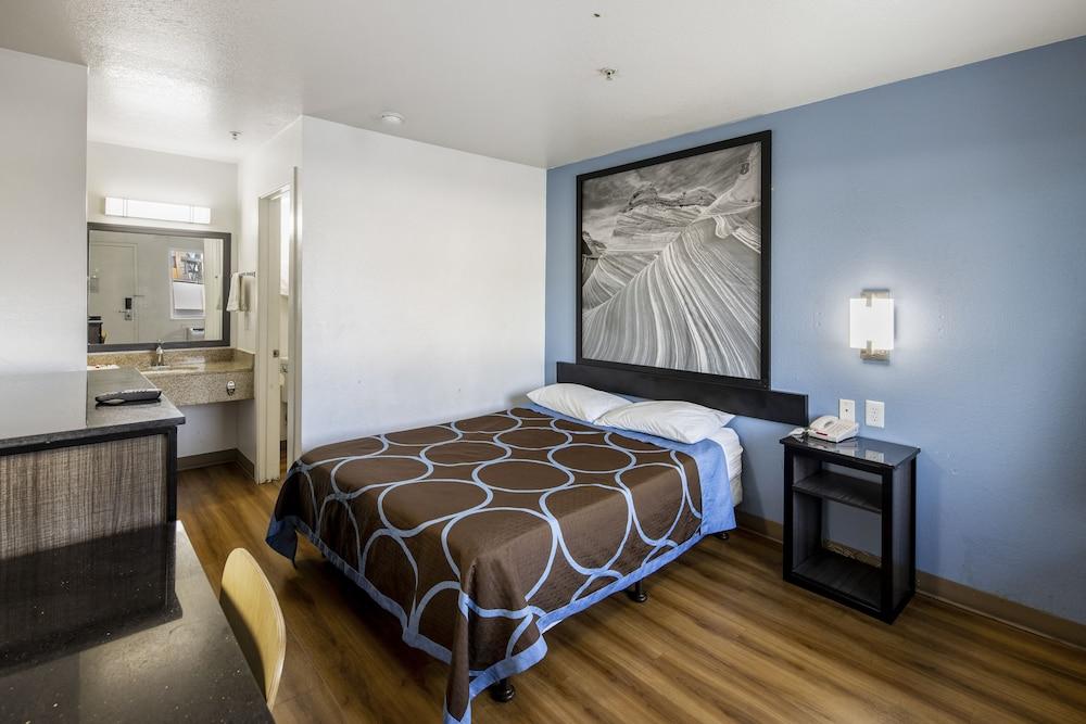 Super 8 by Wyndham Phoenix West photo 11