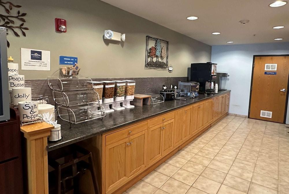 Microtel Inn & Suites by Wyndham Tomah photo 7