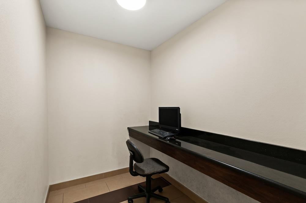 Red Roof Inn Martinsburg photo 26